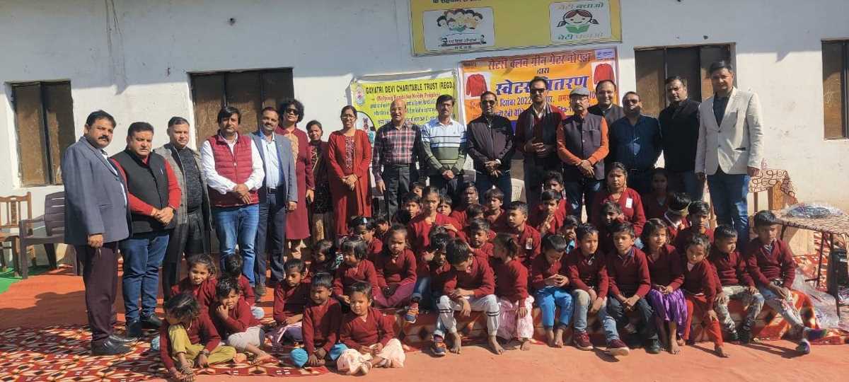 पढ़ाई कर रहे गरीब निर्धन बच्चों को रोटरी क्लब ग्रीन ने वितरित किए स्वेटर पढ़ाई कर रहे गरीब निर्धन बच्चों को रोटरी क्लब ग्रीन ने वितरित किए स्वेटर